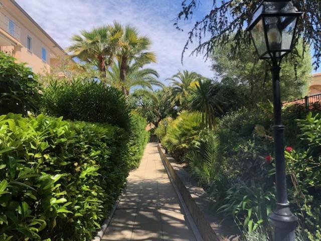 Belle résidence au centre de Saint Tropez avec piscine et garage Esterno foto
