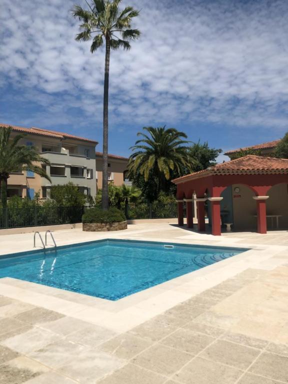 Belle résidence au centre de Saint Tropez avec piscine et garage Esterno foto